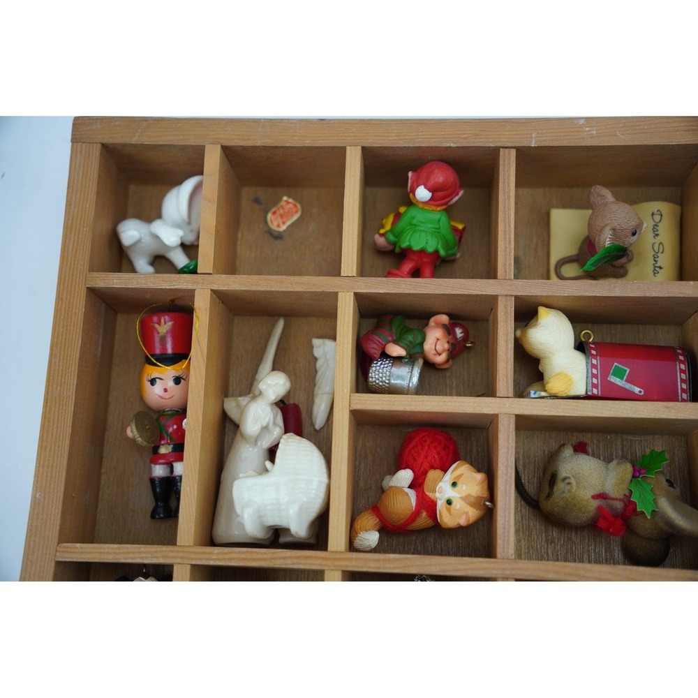 Vintage Enesco Wooden Advent Shadow Box With Mini Christmas Figurines - Picture 2 of 15
